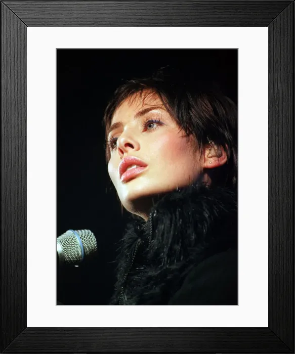 Framed Print : Natalie Imbruglia at Glasgow Barrowlands November 1998 Framed Print : Natalie Imbruglia at Glasgow Barrowlands November 1998
