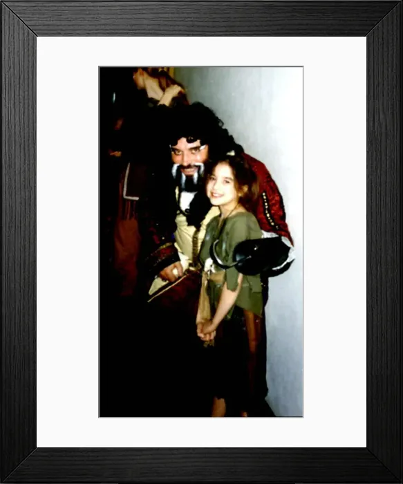 Framed Print : Lucy Rae Tamulericius from Queenborough, Kent May 1999 with actor Brian Blessed during a Framed Print : Lucy Rae Tamulericius from Queenborough, Kent May 1999 with actor Brian Blessed during a