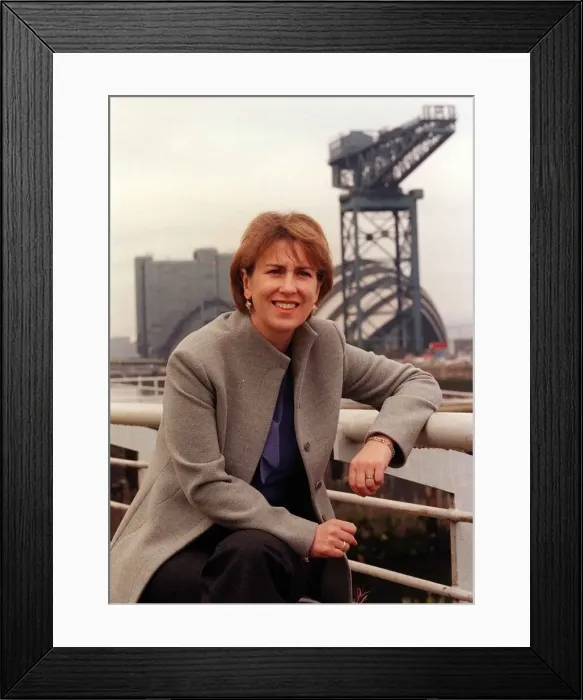 Framed Print : TV Presenter Kirsty Wark October 1999 returns to BBC Scotland screens when she Framed Print : TV Presenter Kirsty Wark October 1999 returns to BBC Scotland screens when she