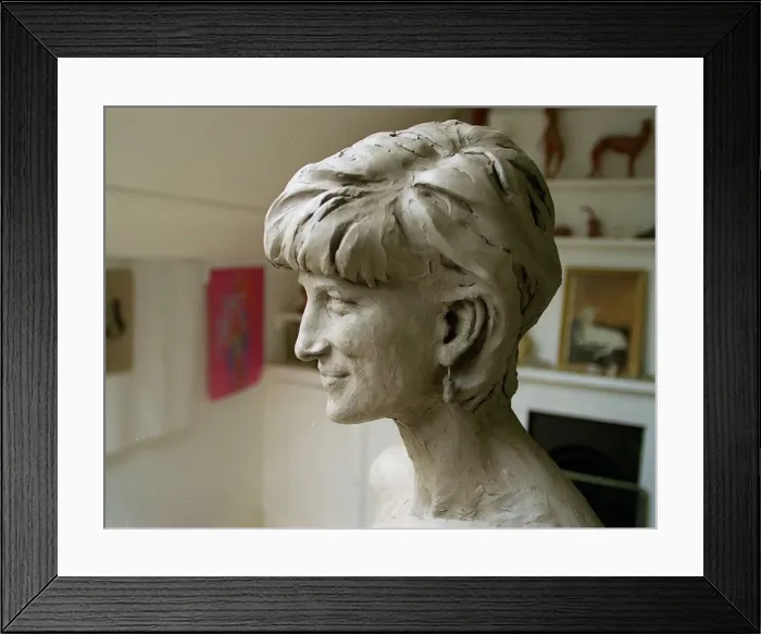 Framed Print : Lesley Proven with her sculpture of Princess Diana, August 1999 Framed Print : Lesley Proven with her sculpture of Princess Diana, August 1999