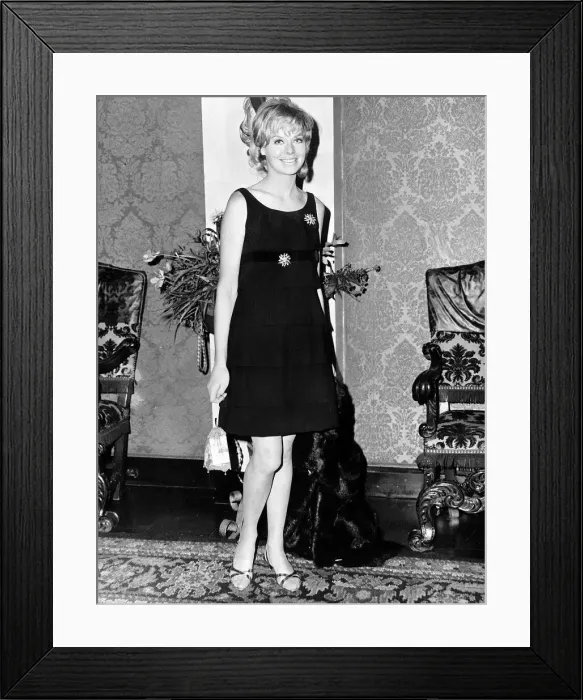 Framed Print : Actress Susannah Dec1966 York at the plaza for the premier of the film Paris is burning