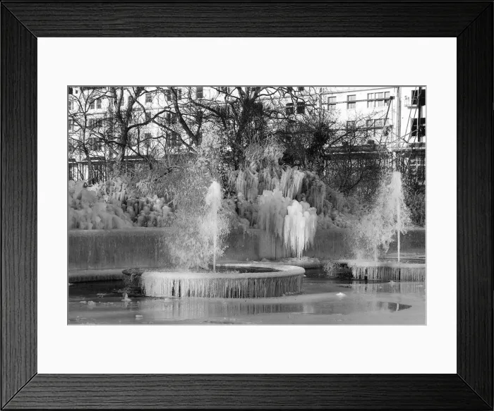Framed Print : A frozen fountain in Marble Arch, London January 1982 Framed Print : A frozen fountain in Marble Arch, London January 1982