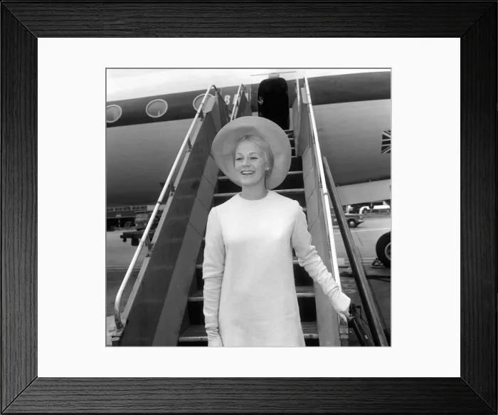 Framed Print : Mary Ure actress arriving at London Airport June 1965 Framed Print : Mary Ure actress arriving at London Airport June 1965