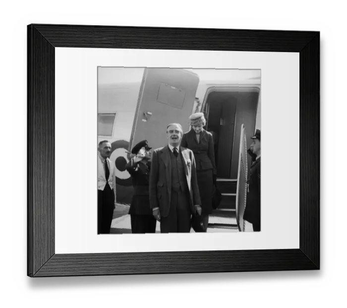 Framed Print : Suez Crisis 1956 Anthony Eden returning to London Airport with his wife following a