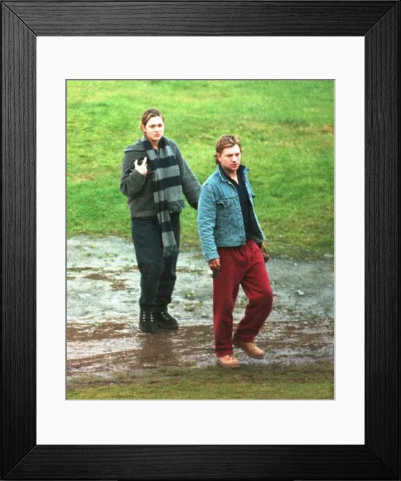 Framed Print : Kate Winslet and new husband Jim Threapleton Nov 1998 onn honeymoon in the Scottish Framed Print : Kate Winslet and new husband Jim Threapleton Nov 1998 onn honeymoon in the Scottish