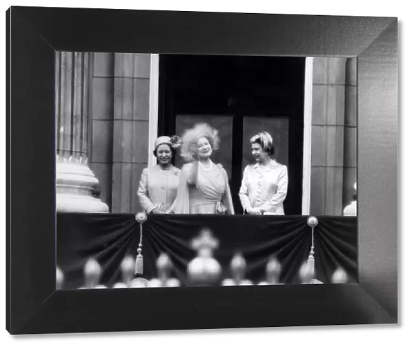 Queen Mother on the balcony at Buckingham Palace with Princess Margaret (L