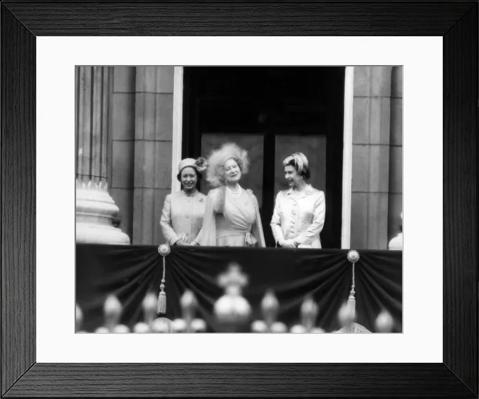 Framed Print : Queen Mother on the balcony at Buckingham Palace with Princess Margaret (L Framed Print : Queen Mother on the balcony at Buckingham Palace with Princess Margaret (L
