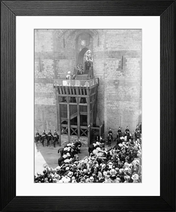Framed Print : King George V July 1911 The king presenting the prince to the people at Queen Framed Print : King George V July 1911 The king presenting the prince to the people at Queen