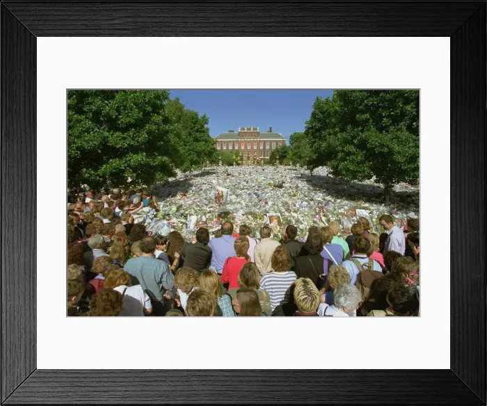 Framed Print : The crowds looking at the flowers Sptember 1997 outside Kensington Palace Framed Print : The crowds looking at the flowers Sptember 1997 outside Kensington Palace