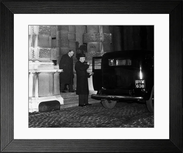 Framed Print : Abdication Crisis December 1936 Mr Stanley Baldwin leaves 145 Piccadilly after an