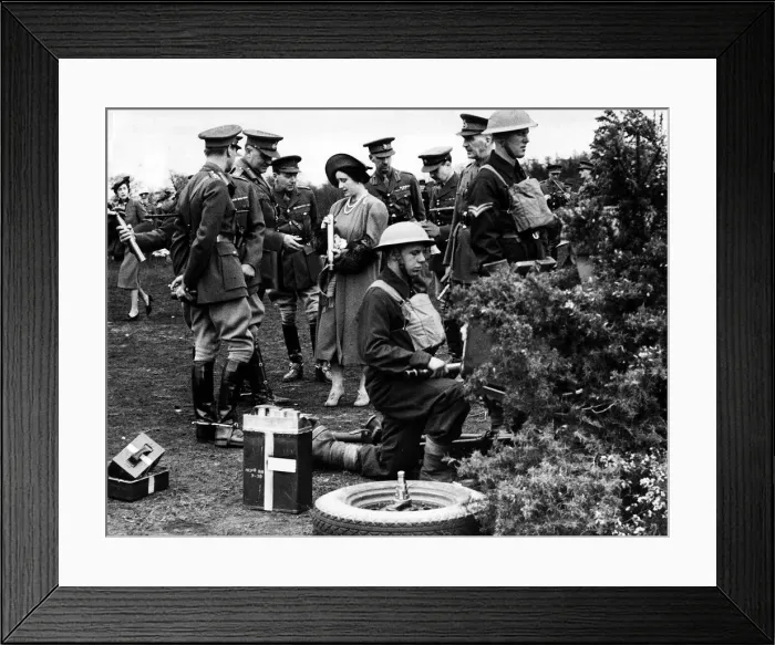 Framed Print : King Geroge V1 April 1939 looking at the Queen examining an anti land shell