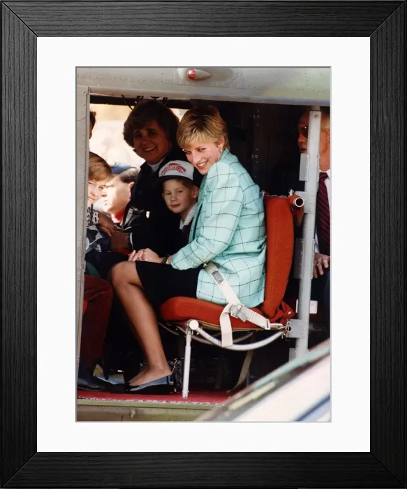 Framed Print : Princess Diana with Prince Harry and William board a Candian military helicopter after Framed Print : Princess Diana with Prince Harry and William board a Candian military helicopter after