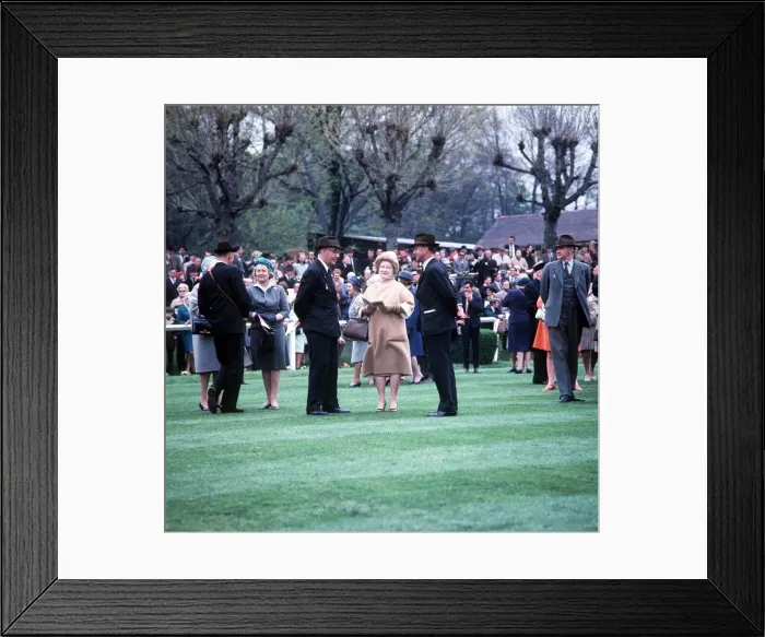 Framed Print : The Queen Mother at Sandown Park Racecourse - 1967 Framed Print : The Queen Mother at Sandown Park Racecourse - 1967