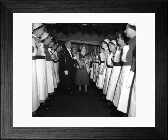 Framed Print : HRH Queen Elizabeth Queen Mother December 1954 opens Highwood Hospital, Mill Hill Framed Print : HRH Queen Elizabeth Queen Mother December 1954 opens Highwood Hospital, Mill Hill
