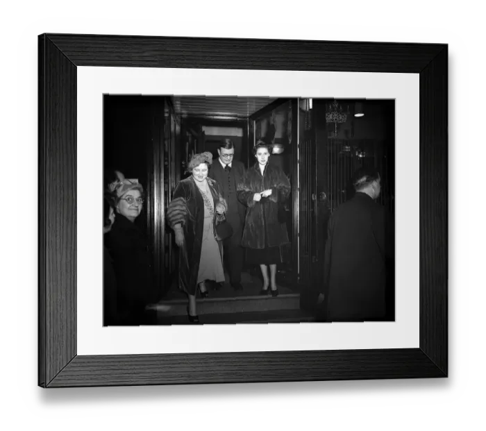 Framed Print : HRH Queen Elizabeth Queen Mother December 1953 and Princess Margaret go Christmas Framed Print : HRH Queen Elizabeth Queen Mother December 1953 and Princess Margaret go Christmas