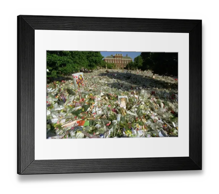 Framed Print : Princess Diana Death 31 August 19997 The flowers outside Kensington Palace two days Framed Print : Princess Diana Death 31 August 19997 The flowers outside Kensington Palace two days
