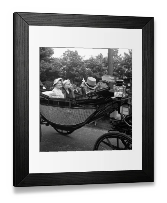Framed Print : Queen Mother arriving at Ascot June 1954