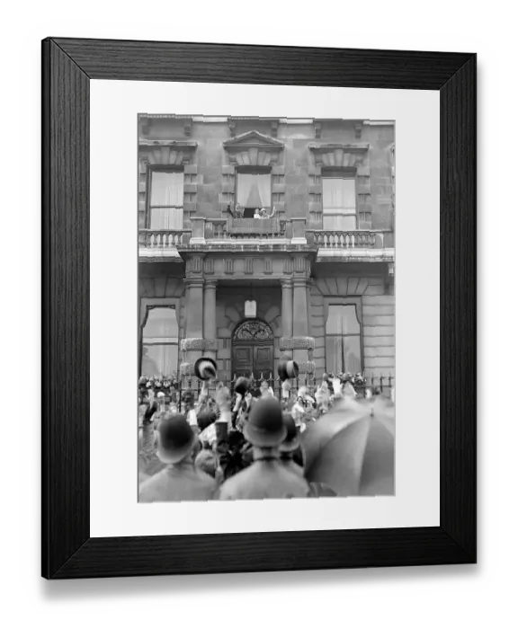 Framed Print : Duke And Duchess of York return from Empire tour 1927 Waving from their balcony Framed Print : Duke And Duchess of York return from Empire tour 1927 Waving from their balcony