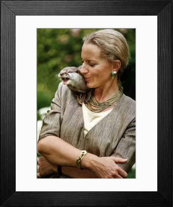 : Princess Michael of Kent with an otter on her shoulder : Princess Michael of Kent with an otter on her shoulder