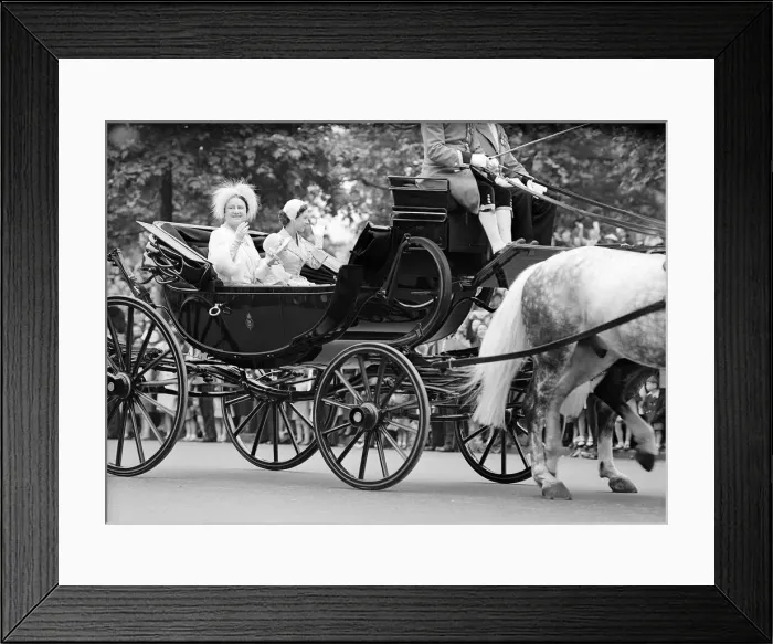 Framed Print : The Queen Mother, Princess Margaret and Princess Anne travel in an open top carriage Framed Print : The Queen Mother, Princess Margaret and Princess Anne travel in an open top carriage