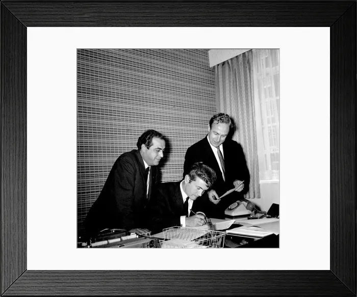 Framed Print : Joe Baker signs for Arsenal watched by Turins Gigi Peronace (left Framed Print : Joe Baker signs for Arsenal watched by Turins Gigi Peronace (left
