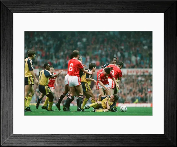 Framed Print : Manchester United 0 v. Arsenal 1. 20th October 1990. Gary Pallister no Framed Print : Manchester United 0 v. Arsenal 1. 20th October 1990. Gary Pallister no