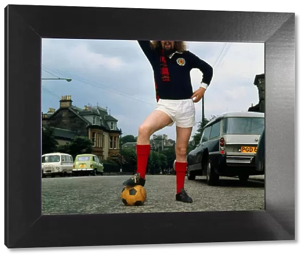 Billy Connolly wearing Scotland football top 1974 A©mirrorpix