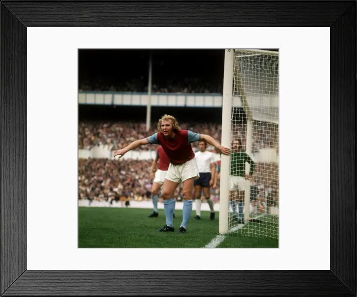 Framed Print : Bobby Moore West Ham 1972 - Chelsea v West Ham Framed Print : Bobby Moore West Ham 1972 - Chelsea v West Ham