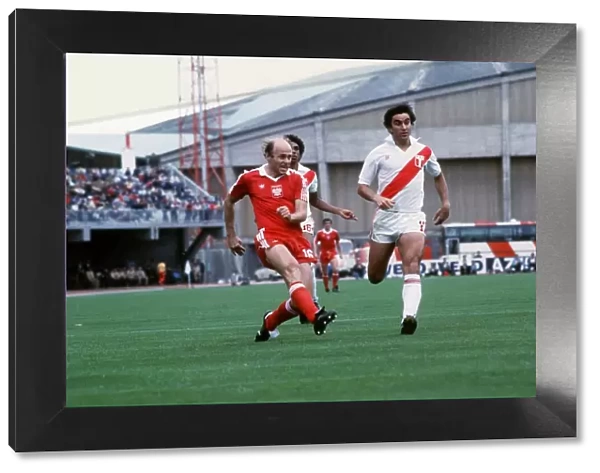 Peru 1 Poland 5 World Cup 1982 Group 1 Grzegorz Lato shoots