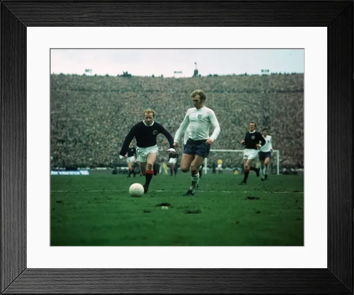 Framed Print : Jimmy Johnstone 1970 Scotland v England Framed Print : Jimmy Johnstone 1970 Scotland v England