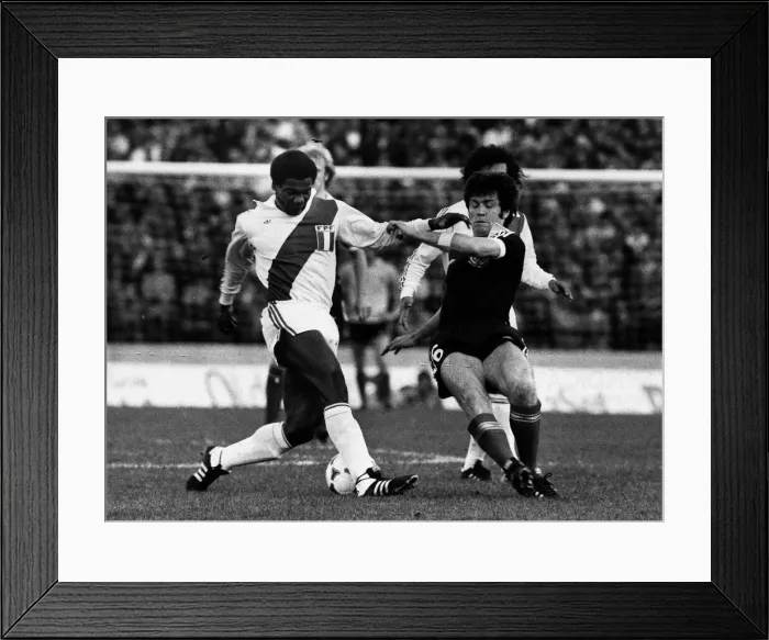 Framed Print : Football World Cup 1978 Peru 3 Scotland 1 in Cordoba Bruce Rioch (R Framed Print : Football World Cup 1978 Peru 3 Scotland 1 in Cordoba Bruce Rioch (R