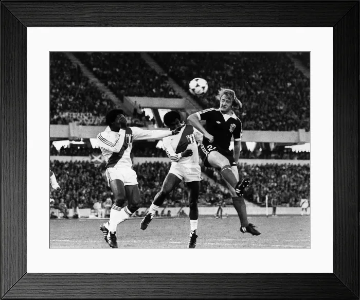 Framed Print : Football World Cup 1978 Peru 3 Scotland 1 in Mendoza Kenny Burns (Scotland Framed Print : Football World Cup 1978 Peru 3 Scotland 1 in Mendoza Kenny Burns (Scotland