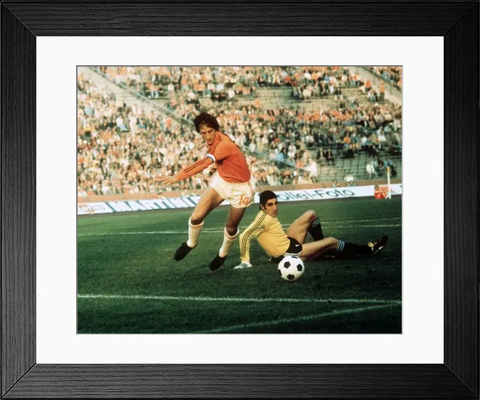 Framed Print : Johan Cruyff Hollland World Cup 1974 beats Carnevali Argentina to score first goal Framed Print : Johan Cruyff Hollland World Cup 1974 beats Carnevali Argentina to score first goal
