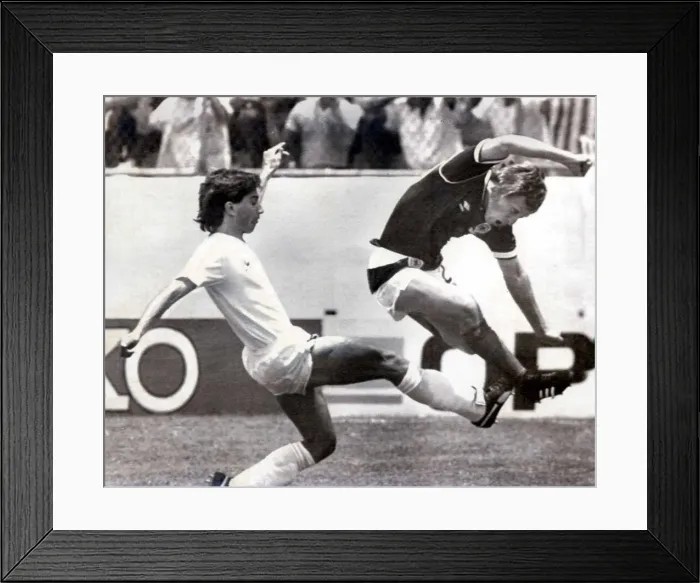 Framed Print : World Cup 1986 Scotland 0 Uruguay 0 Paul Sturrock (blue Framed Print : World Cup 1986 Scotland 0 Uruguay 0 Paul Sturrock (blue
