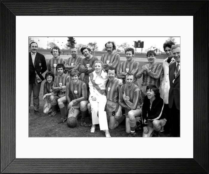 Framed Print : Coventry carnival queen, Melanie Greasley (16), poses with The Entertainers XI football Framed Print : Coventry carnival queen, Melanie Greasley (16), poses with The Entertainers XI football