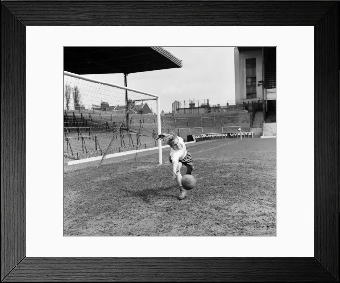 Framed Print : The England team training at Highbury in preparation for their upcoming international Framed Print : The England team training at Highbury in preparation for their upcoming international