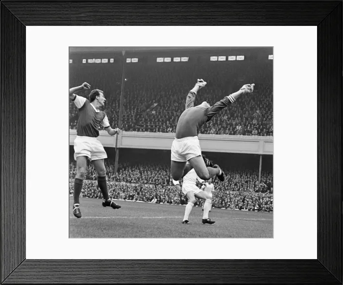 Framed Print : English League Division One match at Highbury. Arsenal 2 v manchester United 1 Framed Print : English League Division One match at Highbury. Arsenal 2 v manchester United 1