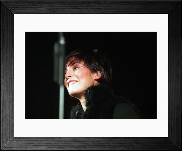 Framed Print : Natalie Imbruglia at Glasgow Barrowlands November 1998