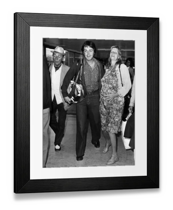 Framed Print : Paul McCartney, former singer with The Beatles and wife Linda at London Airport June