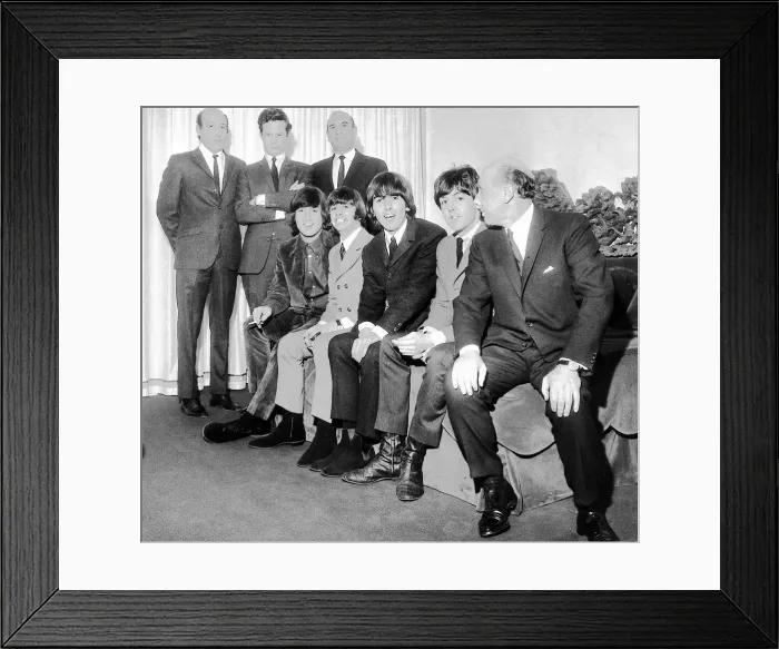Framed Print : (Standing from L-R): Dick Lester, record producer Brian Epstein (centre Framed Print : (Standing from L-R): Dick Lester, record producer Brian Epstein (centre