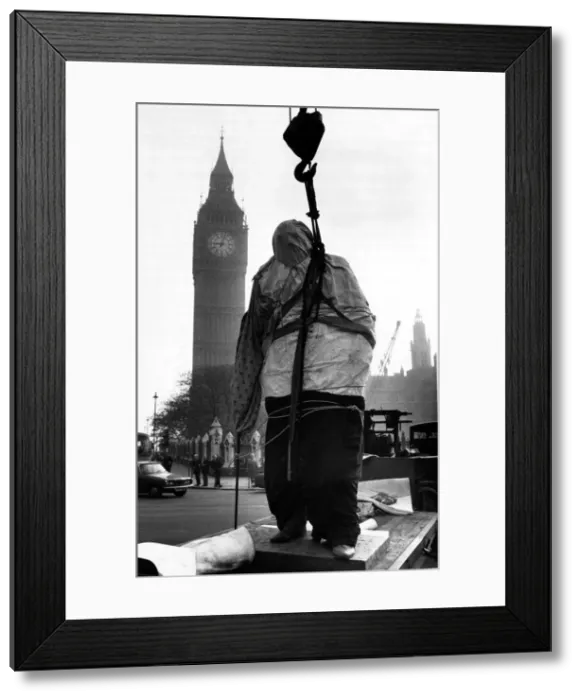 Framed Print : Sir Winston Churchill - 1973, the 12ft High Bronze Statue - undercover being placed in