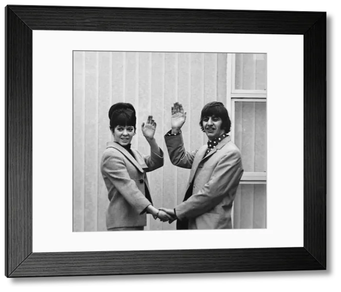 Framed Print : Ringo Starr with his bride Maureen Cox the day after their wedding at Caxton Hall London Framed Print : Ringo Starr with his bride Maureen Cox the day after their wedding at Caxton Hall London