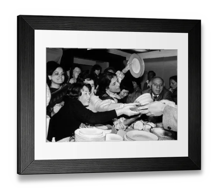 Framed Print : The china department at Harrods on the first day of the sales in Jan 1978 Framed Print : The china department at Harrods on the first day of the sales in Jan 1978