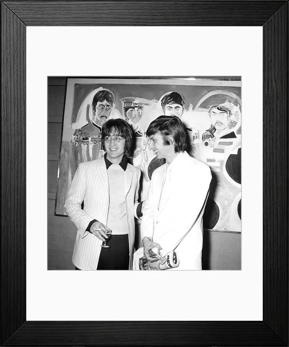 Framed Print : John Lennon with artist Jonathon Hague at an art exhibition at the Royal Institute Framed Print : John Lennon with artist Jonathon Hague at an art exhibition at the Royal Institute