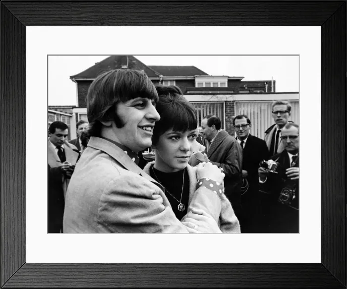 Framed Print : Ringo Starr with his bride Maureen Cox the day after their wedding at Caxton Hall London Framed Print : Ringo Starr with his bride Maureen Cox the day after their wedding at Caxton Hall London