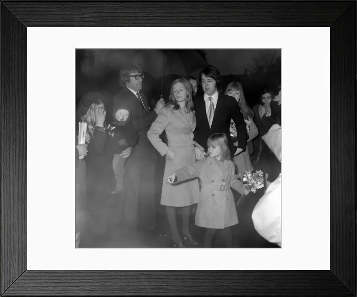 Framed Print : Paul McCartney, Linda Eastman and Lindas six-year old daughter Framed Print : Paul McCartney, Linda Eastman and Lindas six-year old daughter