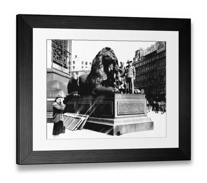 Framed Print : Soldiers on one of the lions in Trafalgar Square during WW2 VE-Day victory celebrations