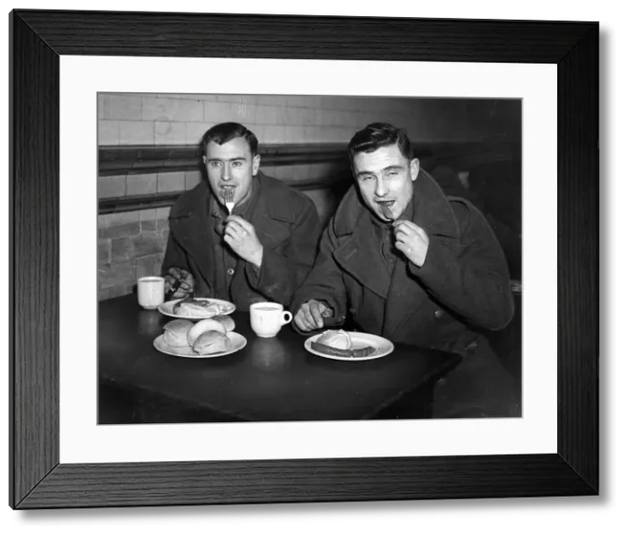 Framed Print : Second World War January 1945 Two soldiers enjoy meal while on leave at Waverley Framed Print : Second World War January 1945 Two soldiers enjoy meal while on leave at Waverley