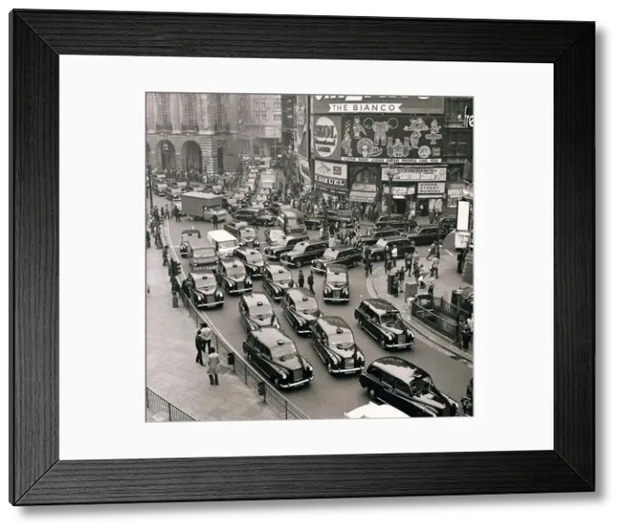 Framed Print : 1970s Demonstrations  /  Protests - November 1972 Black Cab Taxis parade in