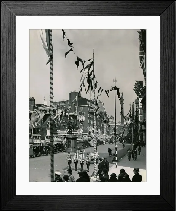 Framed Print : Whitehall bedecked with flags and bunting in preparation for the coronation of King Framed Print : Whitehall bedecked with flags and bunting in preparation for the coronation of King